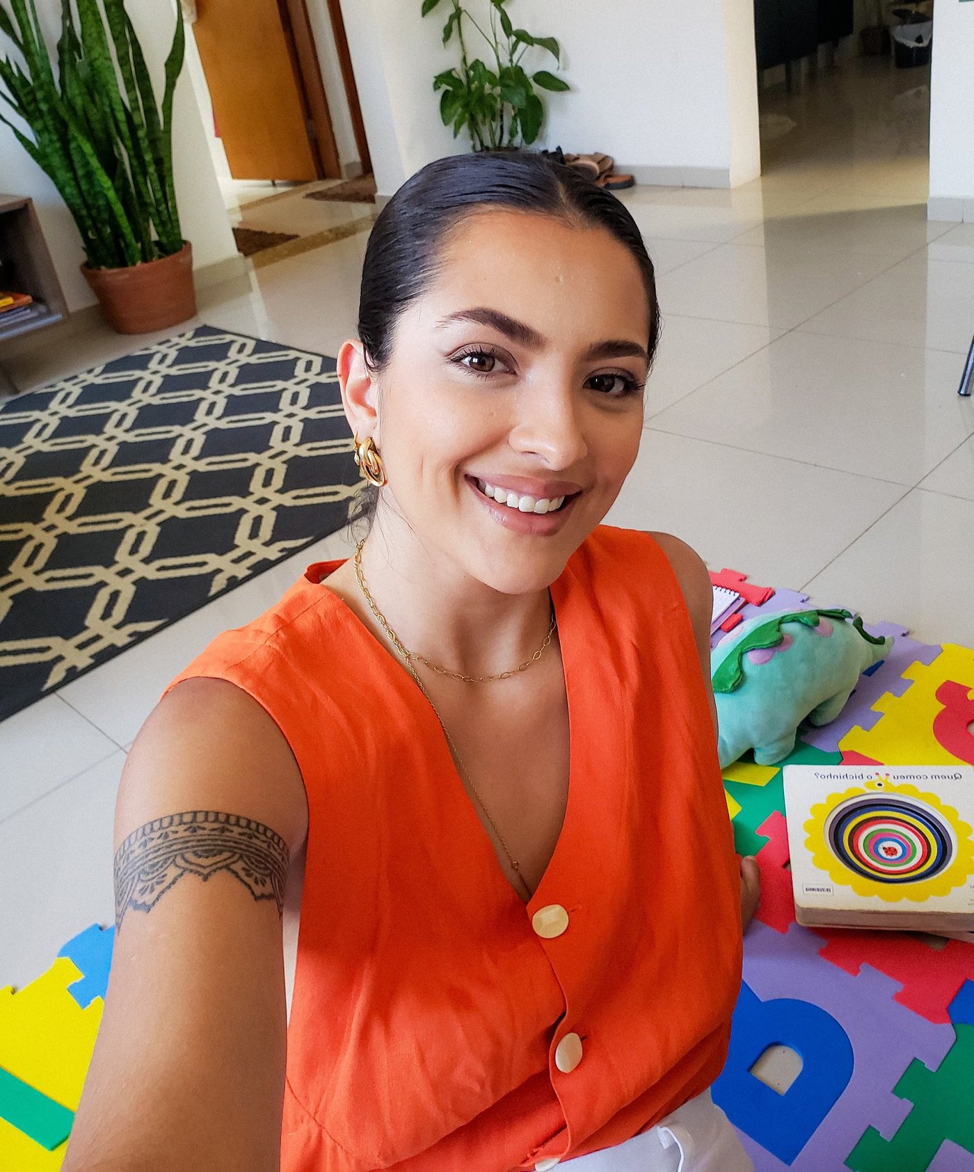 Giuliana Piccirillo sorrindo na sala de atendimento infantil